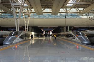 상하이 홍차오역에 정차한 두 대의 CRH380AL.