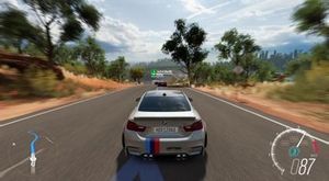Forza Horizon 3는 플레이어가 호주의 가상 도시에서 레이싱을 할 수 있도록 한다. 여기에서 플레이어는 BMW M4를 몰고 목적지로 향한다.