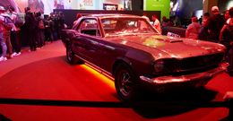 2016년 파리 게임스 위크에서 Ford Mustang을 전시한 Forza Horizon 3 부스
