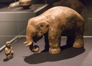 금도금 코끼리 및 난쟁이 신랑 조각상. 강도역왕 유비 1호 묘에서 발견, 기원전 129년 사망, 다윈산, 쉬이, 장쑤, 중국. 난징 박물관