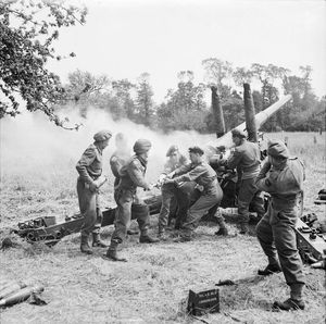 노르망디 상륙 작전 (1944년) 중 틸리-쉬르-셀 근처에서 작전 중인 영국 4.5인치 포.