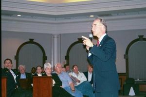 2005년 조지아주 로즈웰에서 연설하는 프라이스