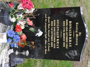 칭포드 마운트 묘지에 있는 로니와 레지 크레이의 묘비