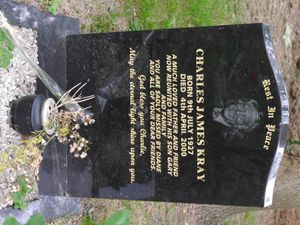 쌍둥이 형제 중 형인 찰스 제임스 크레이의 묘비