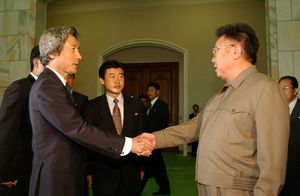 2002년 평양에서 고이즈미 준이치로 총리와 김정일 국방위원장