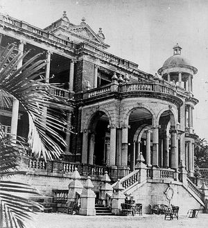 41A 컨듀이트 로드에 위치했던 외국 특파원 클럽. 영화에서 병원으로 묘사되었으며, 1960년대 후반에 철거되었다.