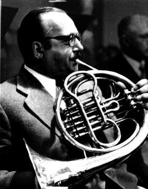 1943년 잘츠부르크 페스티벌에서 카를 뵘과 함께 초연을 한 호른 연주자 고트프리트 폰 프라이베르크.