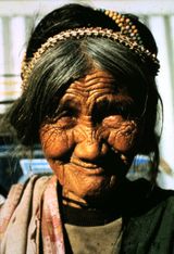 머리에 뱀 뼈를 꽂은 본톡 여성. 뼈는 번개로부터 보호하는 부적 역할을 한다.