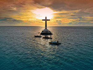 카타르만 침몰 묘지를 기념하기 위해 나중에 가라앉은 기념 십자가.