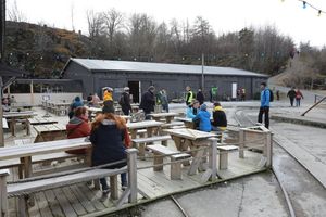 일부 레스토랑(예: 트론헤임의 Ladekaia)은 2020년 4월에 영업을 하고 있지만, 내부에서 허용되는 손님 수는 제한되어 있으며, 고객 간의 사회적 거리두기를 위해 테이블의 간격을 두고 있다.