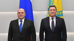 2021년 러시아 연방 총리 미하일 미슈스틴과 함께 있는 마민