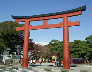 신사 입구의 도리이. 아치형 다리가 오른쪽에 보인다.