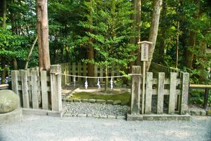 유이 와카미야 요하이조, 이곳에서 실제로 유이 와카미야에 가지 않고도 기도를 드릴 수 있다.