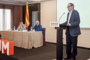 2015년 12월 옴니엄 문화재단 총회에서 연설하는 킴 토라