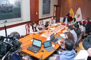 에콰도르 국회 의장 세사르 리타르도(César Litardo)가 며칠 후 사임한 보건부 장관 카탈리나 안드라무뇨와 만나는 모습