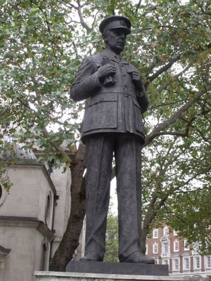 다우딩 경 동상, 세인트 클레멘트 데인스, 스트랜드, 런던