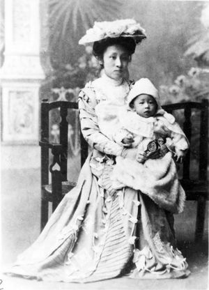 1909년 랴오청즈, 어머니 허샹닝이 안고 있는 모습