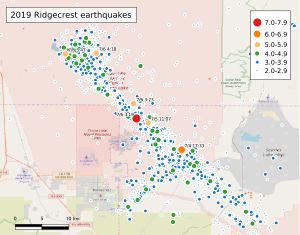 리지크레스트 지진의 여진은 두 개의 단층대를 보여준다. 7월 4일 규모 6.4 지진(주황색 점)은 SW-NE 단층과 NW-SE 방향 단층이 교차하는 지점에서 발생했다. 빨간색 점은 규모 7.1 지진을 나타낸다.