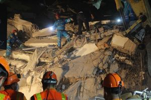 이즈미르에서 붕괴된 아파트 현장에 출동한 비상 구조대