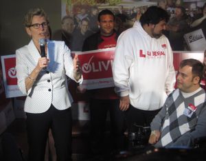 2014년 5월 서드베리에서 선거 운동을 하는 윈