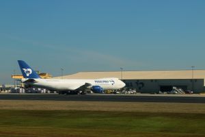 판알피나의 보잉 747-8F가 헌츠빌 국제공항의 화물 격납고에 주차되어 있다.