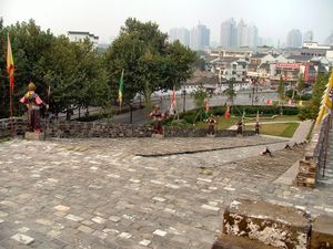 성문 양쪽에는 말을 탄 병사들이 꼭대기까지 달릴 수 있도록 큰 경사로가 설치되어 있다.