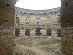 선투 타운에 위치한 버려진 자칭 시대 흙루인 루이안러우(Rui'an Lou)