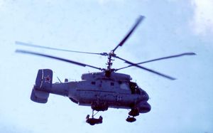 수직 꼬리 날개에 방향타를 가진 회전익기 Ka-25 호몬