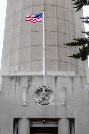 로버트 보드먼 하워드가 조각한 불사조의 주조 콘크리트 부조는 코이트 타워 정문 위에 설치되어 샌프란시스코의 5대 화재로 사망한 자원 소방관들을 기리는 기념물이다.