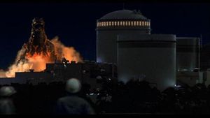 1995년 영화 고지라 대 데스트로이야에서 고질라가 이카타 원자력 발전소로 접근하는 장면.