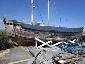 2015년 8월 1일 그로 다르그드(Grau d'Agde)의 조선소에서 낚시 배 Espérance 1881의 난파선. 1881년 아그드에서 건조되었다