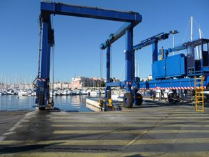 아방 포트 드라이 도크의 보트 리프트