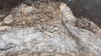 홍제사 화강암, 봉화군 석포면 석포리 지방도 제910호선 도로변