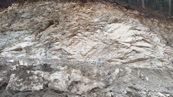 홍제사 화강암, 봉화군 석포면 석포리 지방도 제910호선 도로변