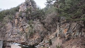 조선 누층군 장산 규암층, 봉화군 석포면 대현리 청옥로 도로변