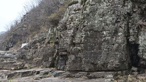 봉화군 명호면 관창리 관창폭포 부근 낙동강변에 드러난 가송동층