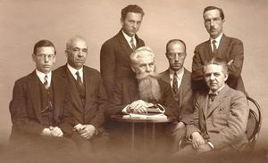 1928년 빈에서 열린 옥시덴탈 모임 참가자들: 엥겔베르트 피갈, 칼 야노타, A. 데밍거, 한스 횔비거, 오이겐 뫼스, 프란츠 호우데크, 요한 로베르트 횔비거