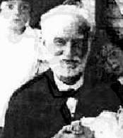 머리카락이 희끗한 남자가 어린 아이 몇 명과 함께 있다