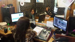 칠레 스포츠 차관 니콜 사에스(Nicole Sáez)가 2015년 8월 라디오 엔트레올라스에서 인터뷰하는 모습