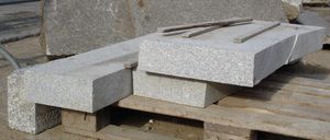 거친 절단면의 화강암 치수석재.