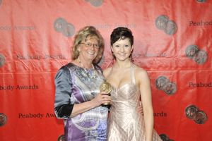 린다 슈일러와 조던 토도세이가 제70회 피바디상 시상식에서 상을 들고 있다