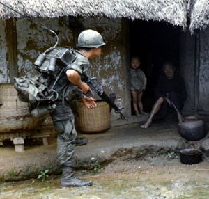 미국 육군 통신병 (일명 야전 전화 교환병)이 남베트남에서 순찰을 하고 있다. 1966년.