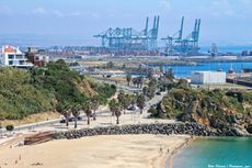 시네스에서 바라본 항구 크레인