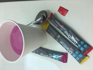 물에 희석된 상업용 경구 수액.