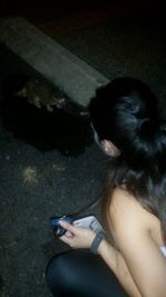 소녀가 아픈 주머니쥐에게 물을 주는 모습