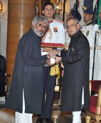 2015년 3월 30일 뉴델리 라스트라파티 바반에서 열린 시민 훈장 수여식에서 프라나브 무케르지 대통령이 산제이 릴라 반살리에게 파드마 슈리 상을 수여하는 모습