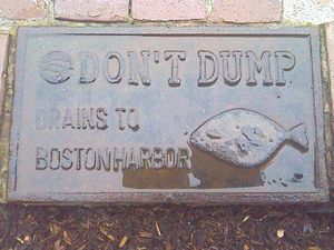 미국 보스턴의 우수관 옆 포장도로에 매립된 표지판