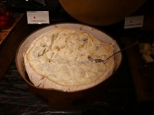 뷔페 테이블에 있는 고르곤졸라 치즈