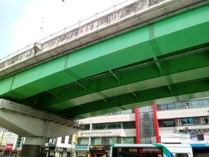 강교는 부식 방지를 위해 표면 도장을 한다.