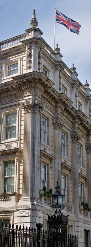 다우닝가와 화이트홀의 코너